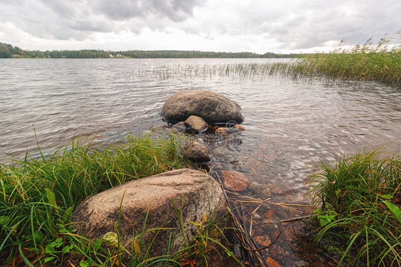 Утесы предпосылки большие на озере подпирают в воде стоковая фотография rf