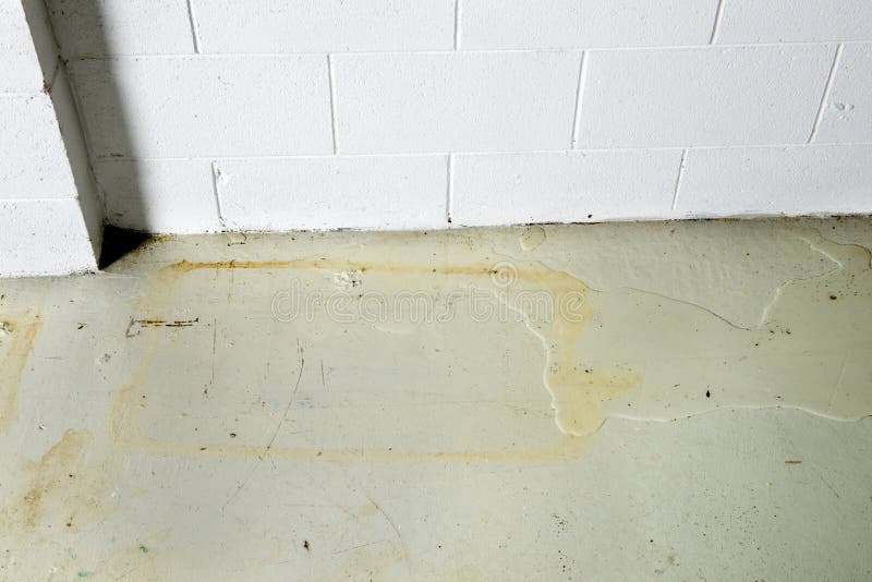 Утечка воды подвала через учреждение стоковые изображения rf Утечка воды подвала через учреждение стоковые изображения rf