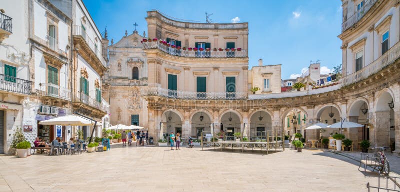 Утро лета в Martina Franca, провинции Таранта, Apulia, южной Италии стоковые изображения rf Утро лета в Martina Franca, провинции Таранта, Apulia, южной Италии стоковые изображения rf