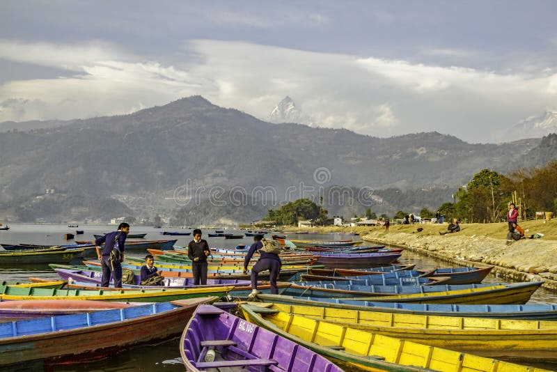Ученики школы на лодках на берегу озера pokhara озера fewa стоковые фотографии rf
