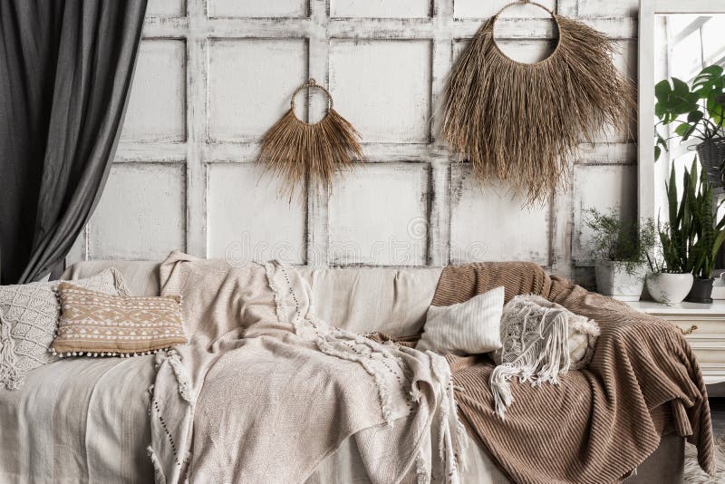 Уютная гостиная внутренняя в стиле шика boho стоковое изображение rf