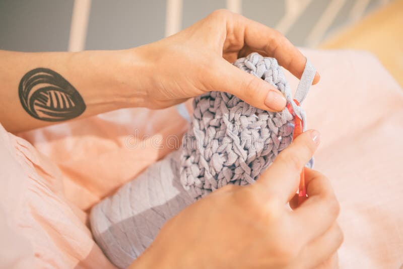 Уютный handmade вязать процесс вязания крючком Женщина вручает инструменты удерживания стоковая фотография rf