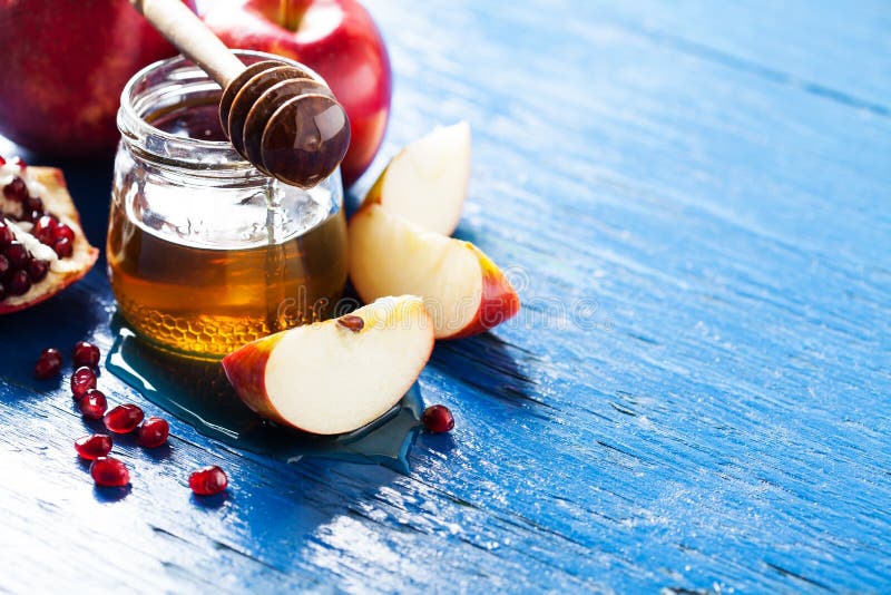 дуя год shofar rosh hashanah мальчика еврейский новый стоковое фото дуя год shofar rosh hashanah мальчика еврейский новый стоковое фото