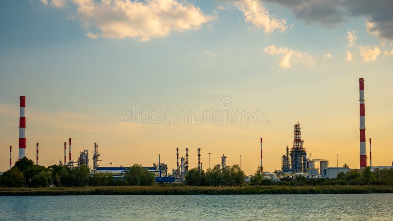 Фабрика в Гданьске, Польша реки и нефтеперерабатывающего предприятия стоковое изображение Фабрика в Гданьске, Польша реки и нефтеперерабатывающего предприятия стоковое изображение