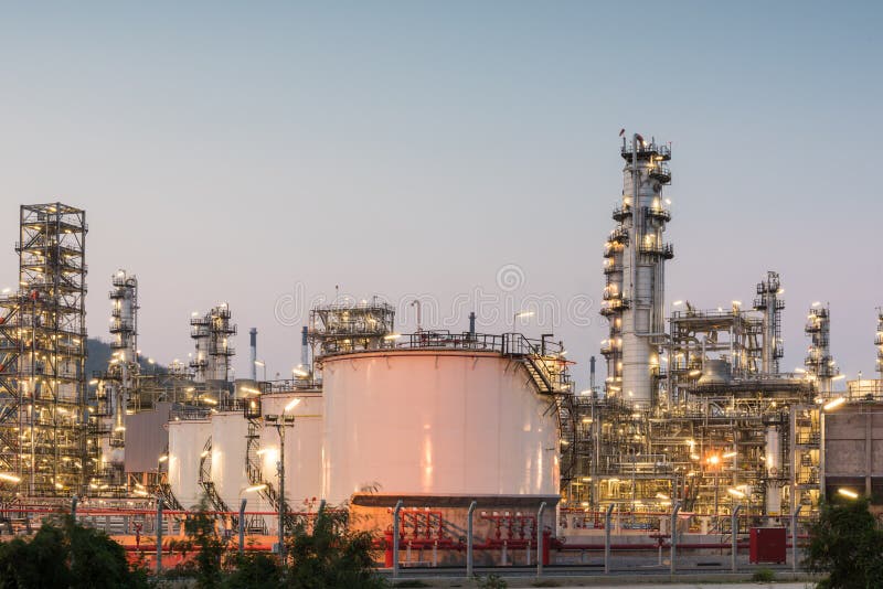 Фабрика нефтеперерабатывающего предприятия на заходе солнца стоковые фото Фабрика нефтеперерабатывающего предприятия на заходе солнца стоковые фото