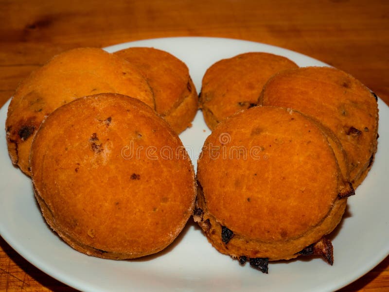 Файлы cookie ndash pogacsa домашние соленые фаршированные с беконом и луком на гриле стоковое фото