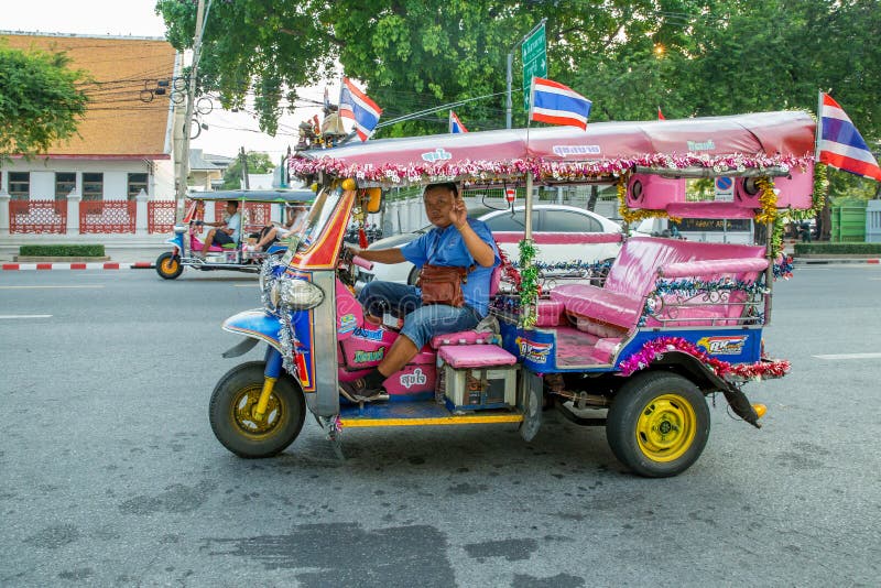 Фантазия Tuk Tuk Бангкока Таиланда, мото-такси трицикла бежать в Бангкоке, Таиланде стоковые изображения Фантазия Tuk Tuk Бангкока Таиланда, мото-такси трицикла бежать в Бангкоке, Таиланде стоковые изображения
