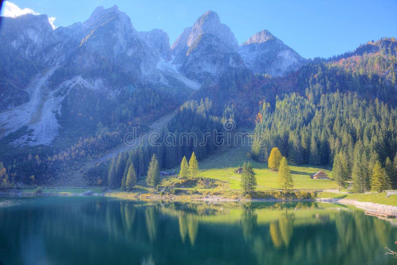 Фантастическая солнечность осени освещает на озере Gosausee горы стоковые изображения Фантастическая солнечность осени освещает на озере Gosausee горы стоковые изображения