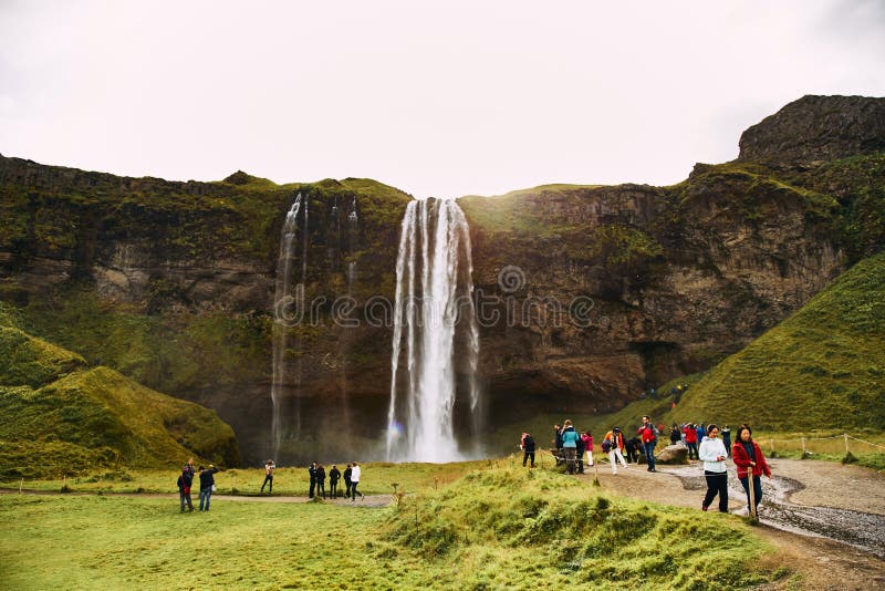Фантастический водопад Seljalandsfoss в Исландии во время солнечного дня стоковое фото rf Фантастический водопад Seljalandsfoss в Исландии во время солнечного дня стоковое фото rf