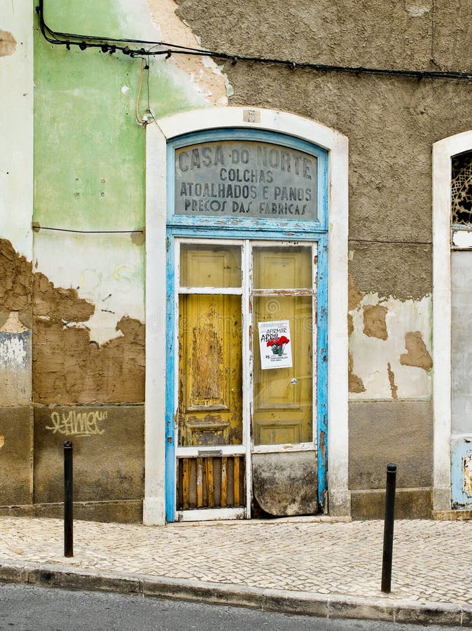Фасад антикварного магазина Португалия