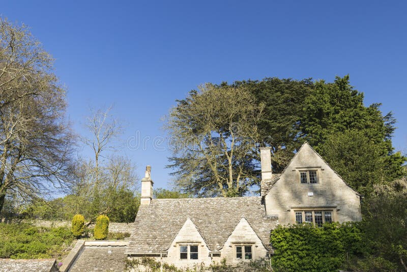 Фасад исторических домов Bilbury Cotage в Cotswolds, объединенных стоковые фотографии rf Фасад исторических домов Bilbury Cotage в Cotswolds, объединенных стоковые фотографии rf