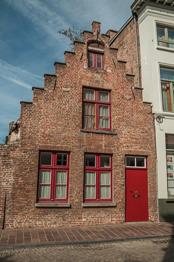 Фасад кирпича дома в типичном стиле зоны Flandersâ€™s в улице Брюгге стоковое фото rf