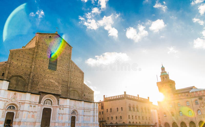 Фасад церков Базилики di Сан Petronio и дворец Palazzo d „Accursio Palazzo Comunale здание на квадрате Maggiore аркады в старой стоковая фотография