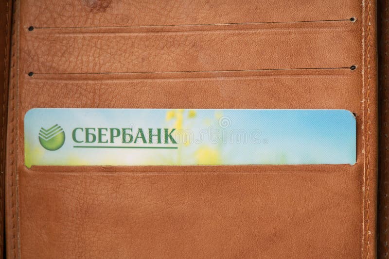 23 февраля 2022 г. : кредитная карта банка России в бумажнике. закрыть стоковая фотография