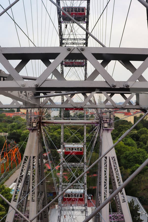 Феррис катят на wurstelprater в парке prater стоковые фото