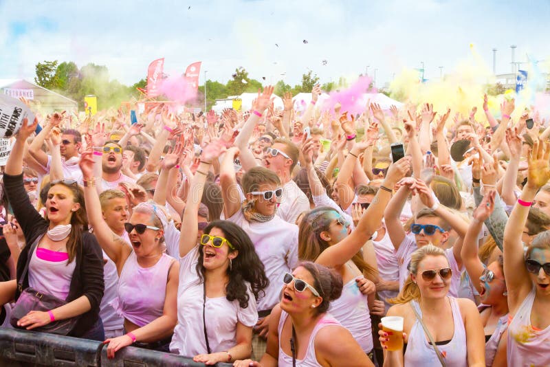 Фестиваль Holi безвкусный, Штутгарт 10-ое мая 2014 стоковая фотография rf