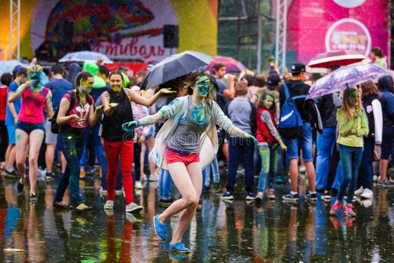 Фестиваль Holi в Калининграде стоковые фотографии rf Фестиваль Holi в Калининграде стоковые фотографии rf