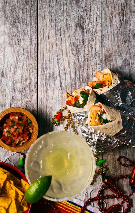 Фиеста: Еда и напиток для того чтобы отпраздновать Cinco De Mayo стоковые изображения rf Фиеста: Еда и напиток для того чтобы отпраздновать Cinco De Mayo стоковые изображения rf