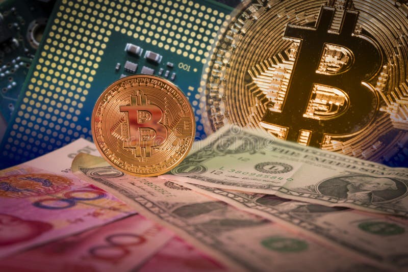 Финансовая концепция роста с золотым bitcoin над счетами доллара и юаней стоковые фотографии rf Финансовая концепция роста с золотым bitcoin над счетами доллара и юаней стоковые фотографии rf