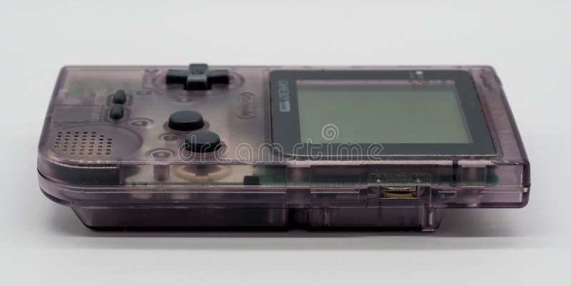 Фиолетовое карманн мальчика игры, винтажная портативная игра Nintendo illus стоковое фото Фиолетовое карманн мальчика игры, винтажная портативная игра Nintendo illus стоковое фото