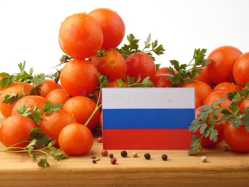 Флаг России на деревянной панели при томаты изолированные на белизне стоковое изображение rf Флаг России на деревянной панели при томаты изолированные на белизне стоковое изображение rf