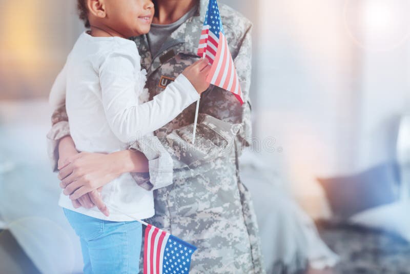 Флаг США находясь в руках славной маленькой девочки стоковые фото Флаг США находясь в руках славной маленькой девочки стоковые фото