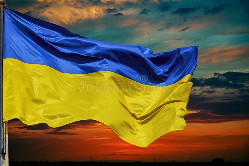 Флаг Украины против неба на заходе солнца стоковые изображения rf Флаг Украины против неба на заходе солнца стоковые изображения rf