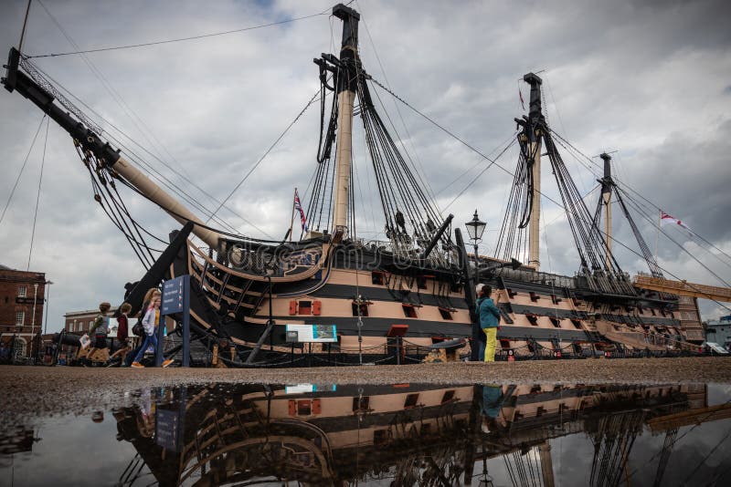 Флажок чемпионки мира-адмирала лорда Нелсоновса (HMS Victory Admiral Lord Нелсонс) со стычки Трафальгара, пришвартованный в Портс стоковое изображение
