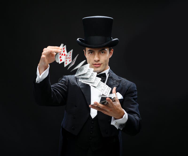 Фокус показа волшебника с играя карточками