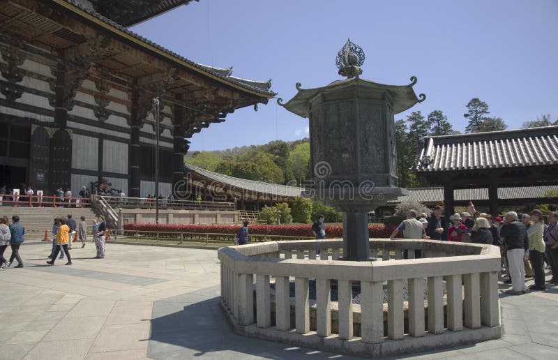 Фонарик в виске Todaiji, Nara, Японии стоковая фотография