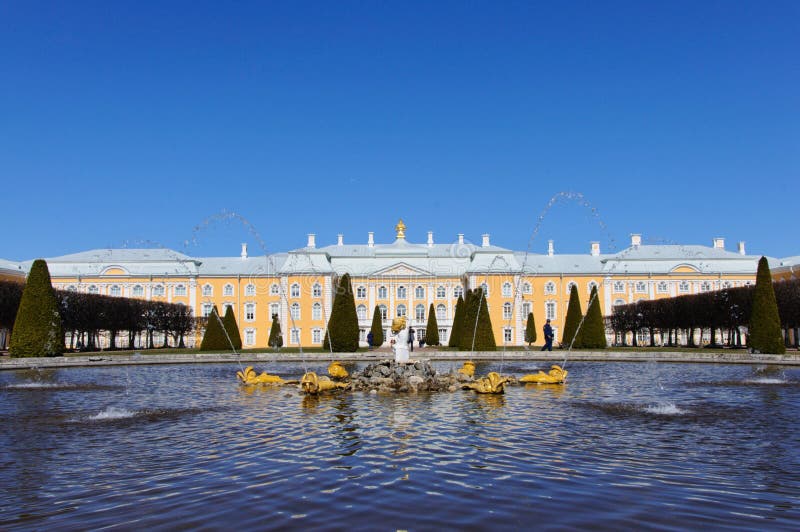Фонтан перед дворцом Peterhof в России стоковая фотография Фонтан перед дворцом Peterhof в России стоковая фотография