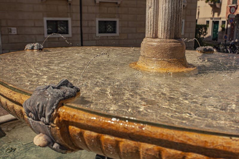 фонтан с водяными струями в тревизо италии стоковая фотография