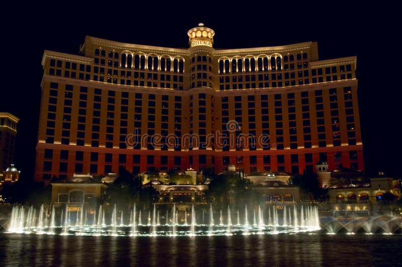 Фонтаны гостиницы Bellagio выполняют в синхроничности как танцуя света стоковое изображение Фонтаны гостиницы Bellagio выполняют в синхроничности как танцуя света стоковое изображение