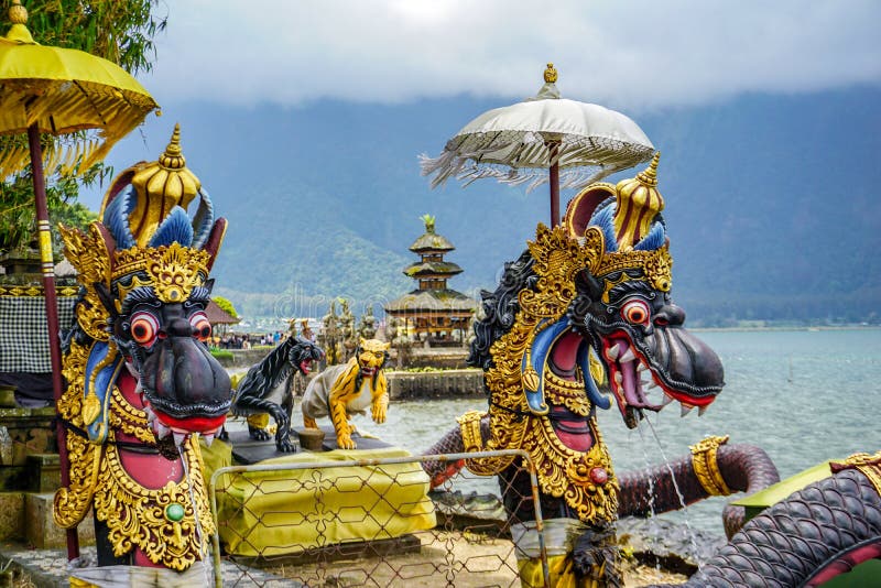 Фонтаны дракона на балийском индусском виске Pura Ulun Danu Beratan, Бали, Индонезии стоковая фотография Фонтаны дракона на балийском индусском виске Pura Ulun Danu Beratan, Бали, Индонезии стоковая фотография