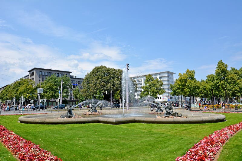 Фонтаны с mermen и водой рыб распыляя в центре города Мангейма на Friedrichsplatz вызванном квадратом „перед стоковая фотография Фонтаны с mermen и водой рыб распыляя в центре города Мангейма на Friedrichsplatz вызванном квадратом „перед стоковая фотография