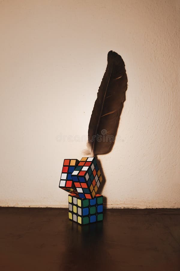Форма куба rubik whit держателей карандаша стоковые изображения Форма куба rubik whit держателей карандаша стоковые изображения