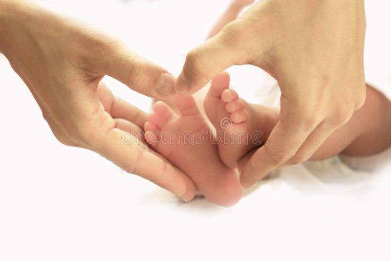 Форма сердца с newborn ногами для концепции влюбленности и заботы стоковая фотография rf