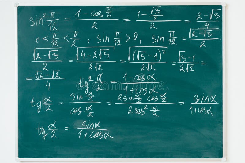 Формулы математик написанные белым мелом на классн классном