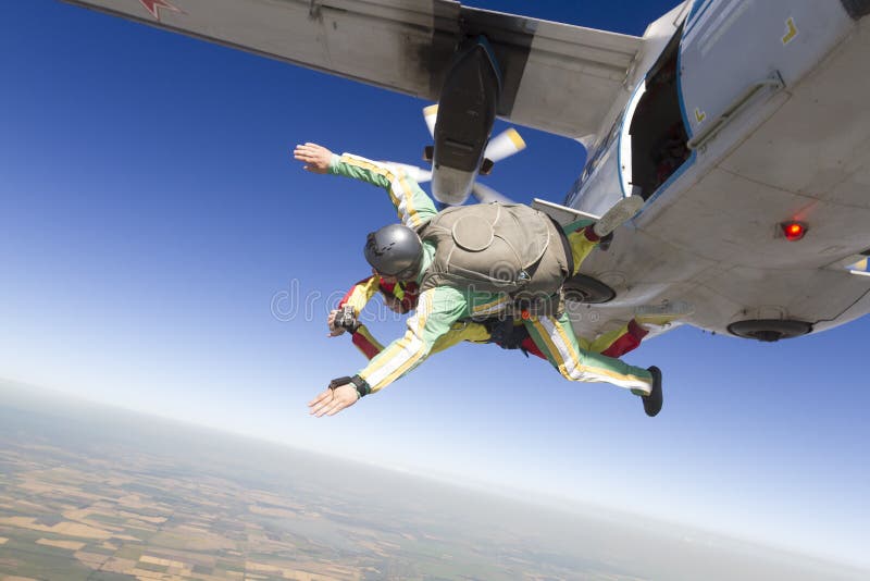 фото skydiving тандемно стоковые изображения rf фото skydiving тандемно стоковые изображения rf