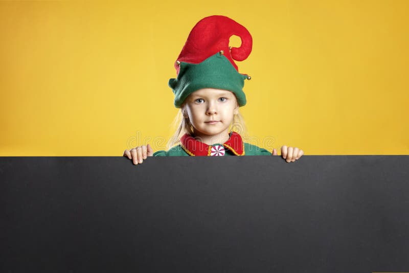 фото мати шлема claus рождества младенца играя s santa совместно нося Маленькая девочка в костюме эльфа рождества и в красной кры стоковое фото rf