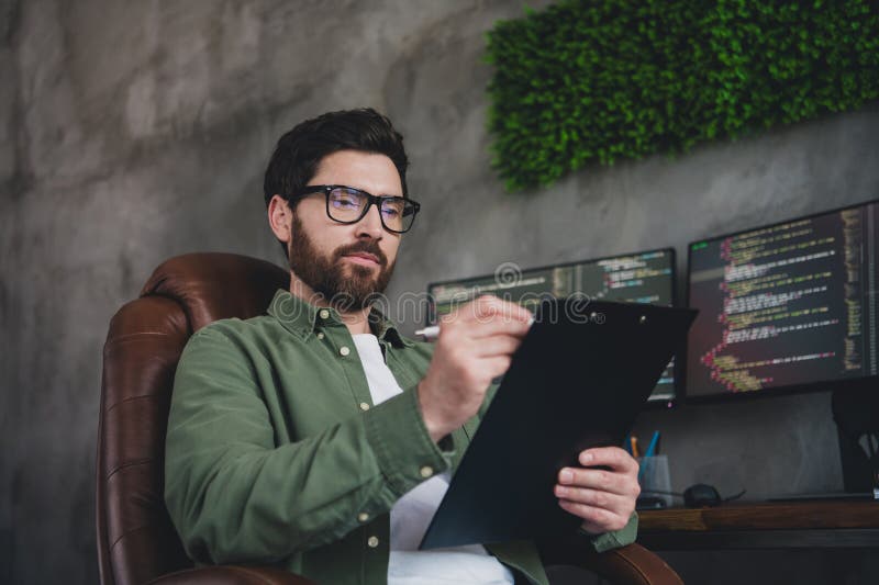 фото профессионального it-специалиста молодой человек написал clipboard компьютер loft interior office indoor office стоковое фото rf