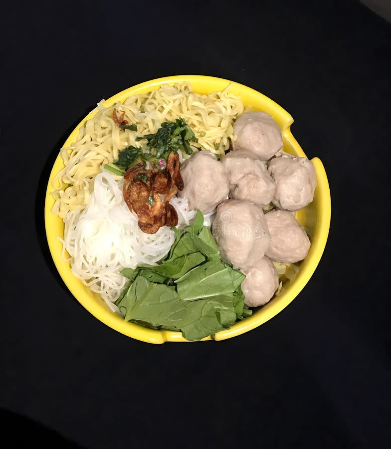 фотобаланковые мячи и лапши с луком и овощами подаются в пищу для индонии стоковая фотография