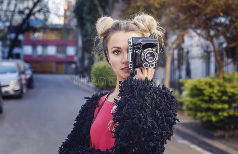Фотограф моды девушки фотографируя стоковые изображения Фотограф моды девушки фотографируя стоковые изображения