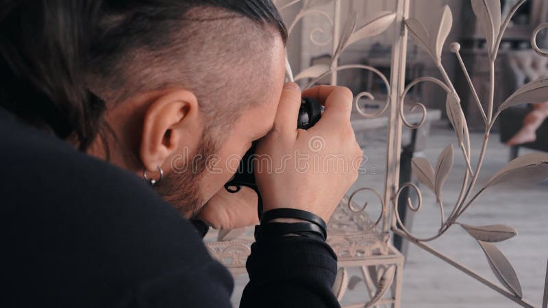 Фотограф снимая женскую модель фото в студии видеоматериал