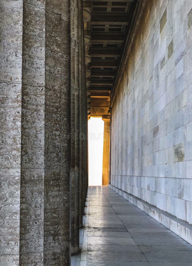 Фотография Walhalla с золотым светом в Регенсбурге, Германии стоковое фото Фотография Walhalla с золотым светом в Регенсбурге, Германии стоковое фото
