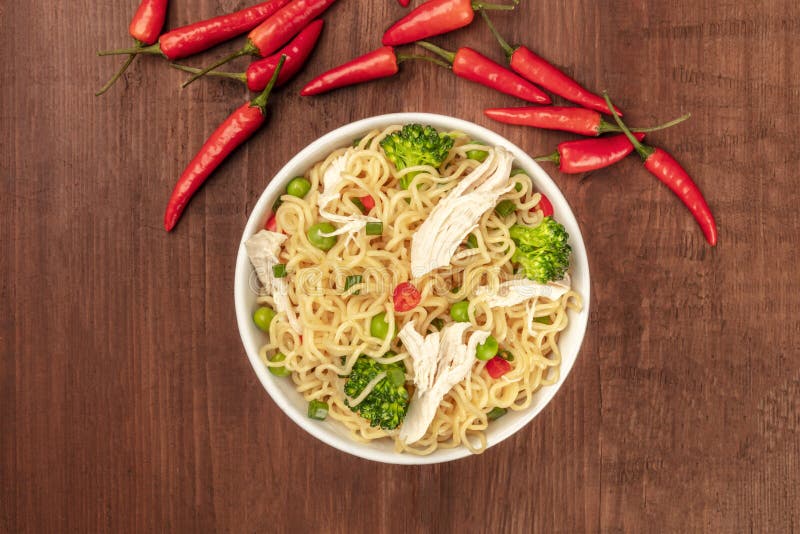 фотография лапши с куриным зеленым горошком брокколи и перца с копировальным местом стоковые фото