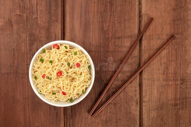 фотография лапши с палочками и место для текста стоковая фотография rf