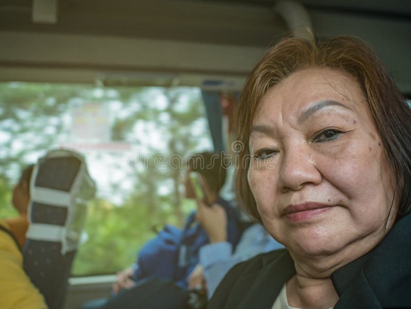 Ð¤Ð¾Ñ‚Ð¾Ð³Ñ€Ð°Ñ„Ð¸Ñ Ñтарших азиаток в автобуÑе в городе Чанша стоковые фотографии rf Ð¤Ð¾Ñ‚Ð¾Ð³Ñ€Ð°Ñ„Ð¸Ñ Ñтарших азиаток в автобуÑе в городе Чанша стоковые фотографии rf
