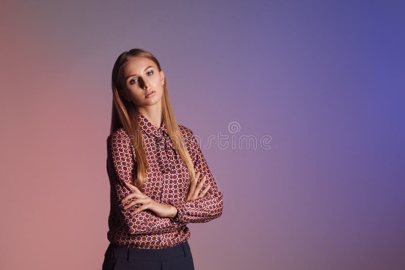 Фотомодель на красочной предпосылке Портрет красивого yo стоковые изображения rf Фотомодель на красочной предпосылке Портрет красивого yo стоковые изображения rf