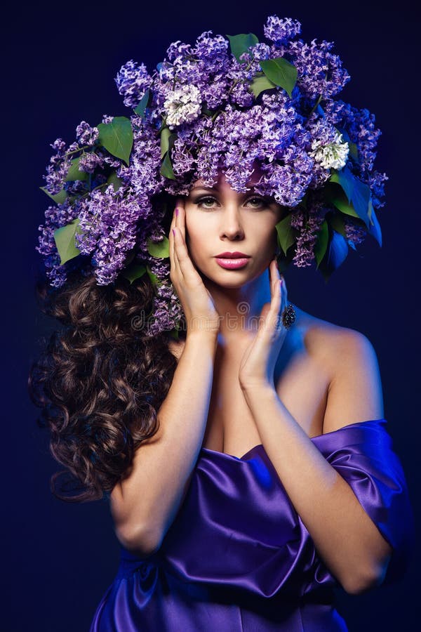 Фотомодели шляпы венок цветов шляпке женщины красивые сексуальные с фиолетовыми цветами в стиле прическу стоковое изображение